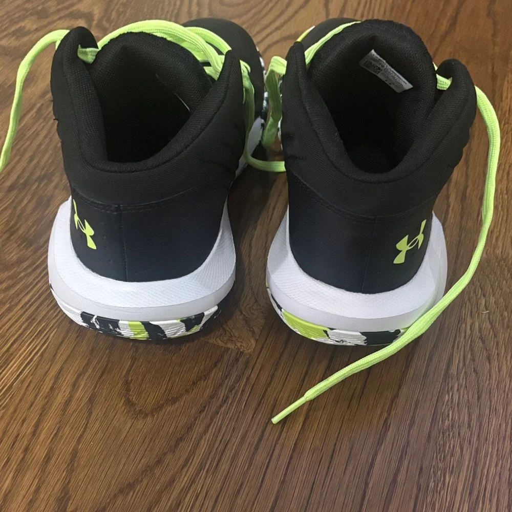 Size 7 (Big Kids) Under Armour Black and Lime Basketball Shoes - Picture 2 of 6